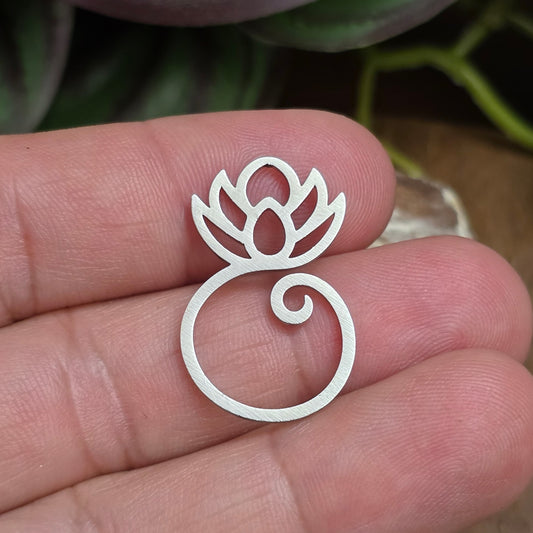 Filigraner Lotusblume-Anhänger aus Edelstahl auf hellem Hintergrund – perfekt für spirituellen DIY-Schmuck und Meditationsketten.