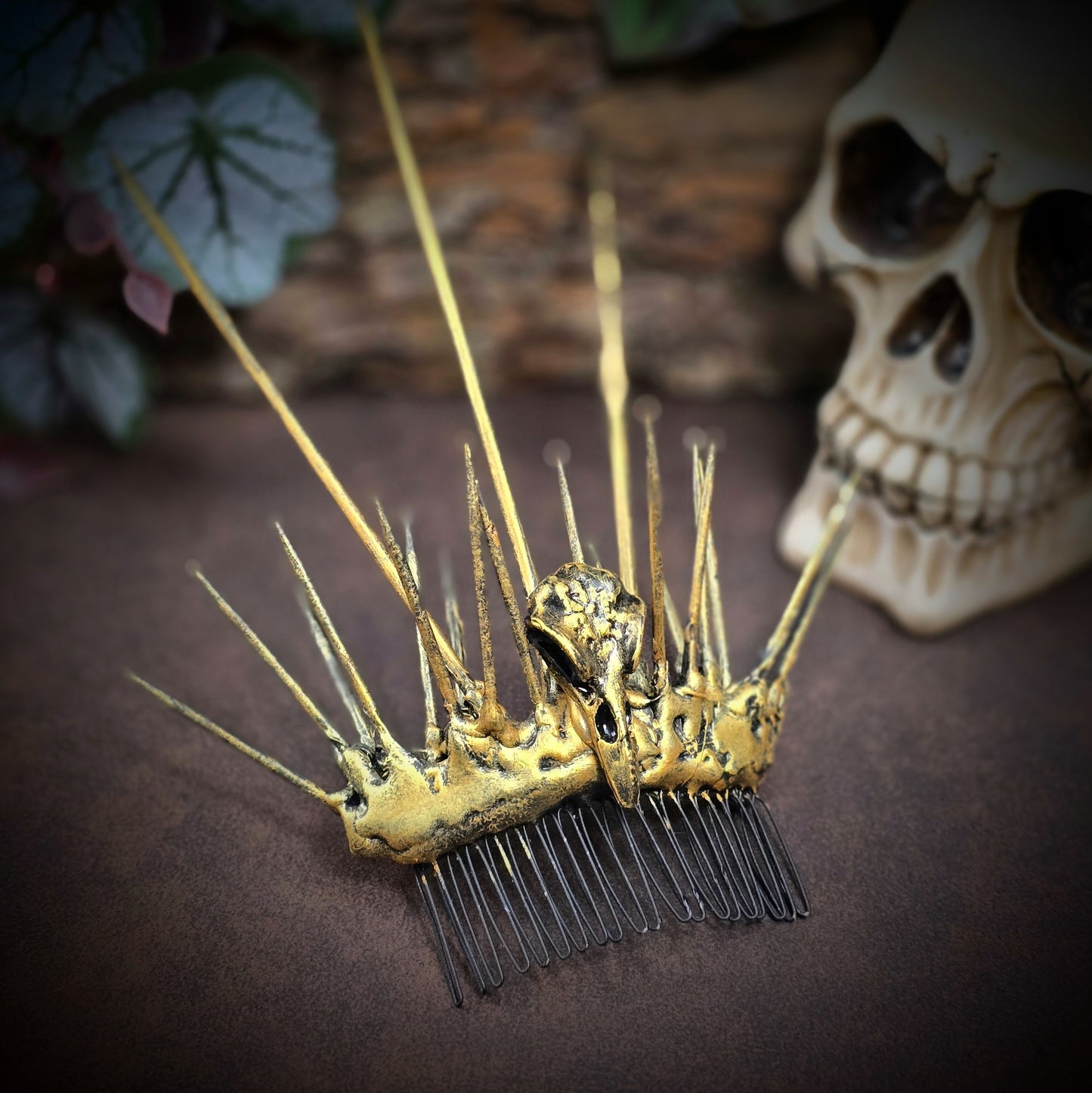 Gothic-Haarkamm mit Rabenschädel & Dornen aus Holz. Handgefertigt & handbemalt – düster, wild & einzigartig. Für Clubwear, Rituale oder Festivals. Achtung: spitze Details!