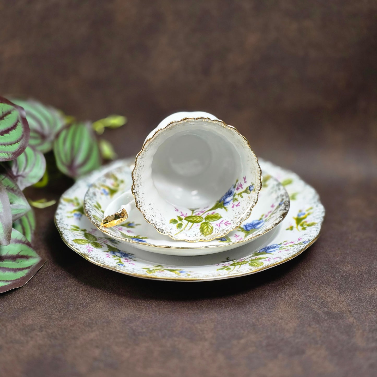 3-teiliges Vintage-Gedeck PJ Chodziez Polen, 1960er. Blaue Rosen, Goldrand, geprägtes Punktemuster. Sehr guter Zustand. Perfekt für Sammler & nostalgische Teestunden.