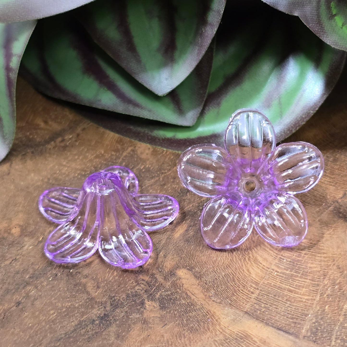 12 transparente Blumenperlen aus Acryl (25mm) – transparent lila