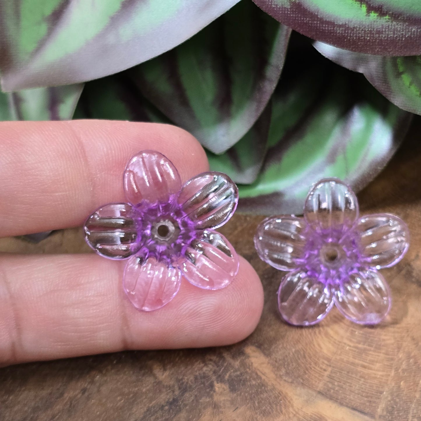 12 transparente Blumenperlen aus Acryl (25mm) – transparent lila