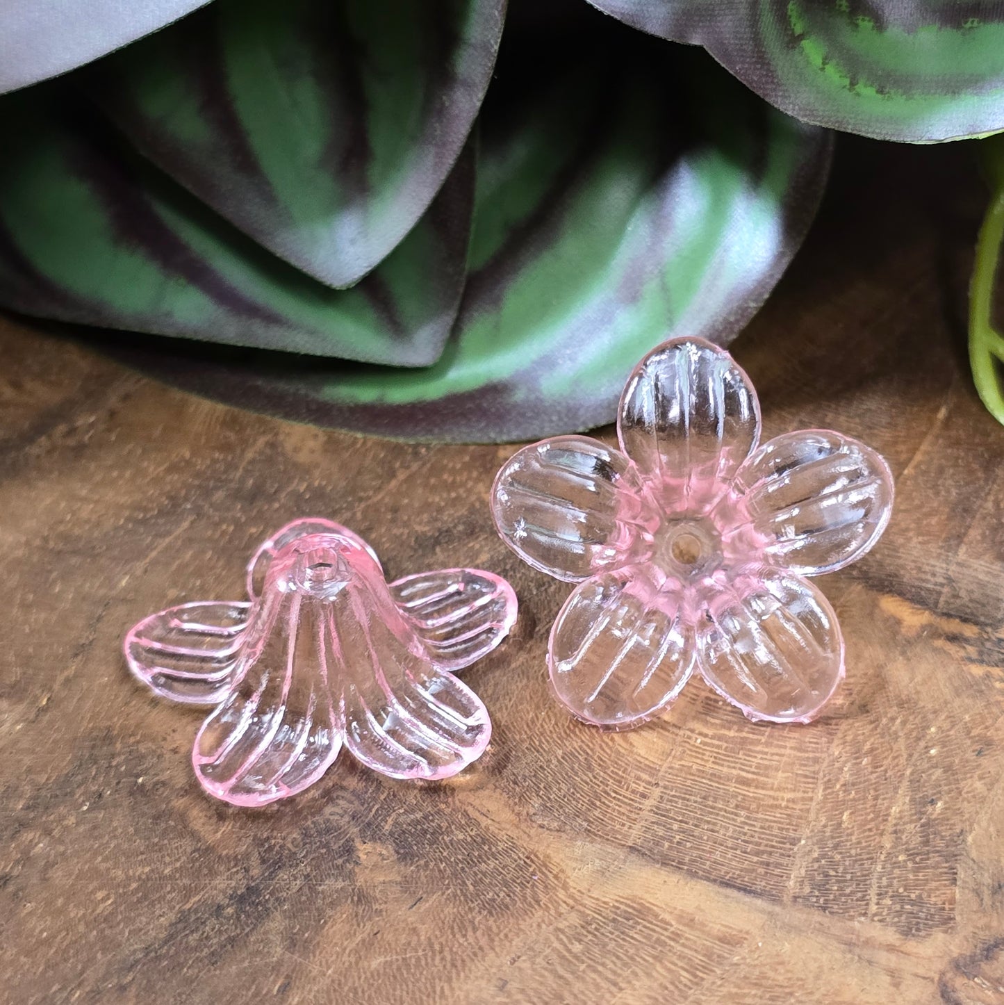 12 transparente Blumenperlen aus Acryl (25mm) – transparent rosa