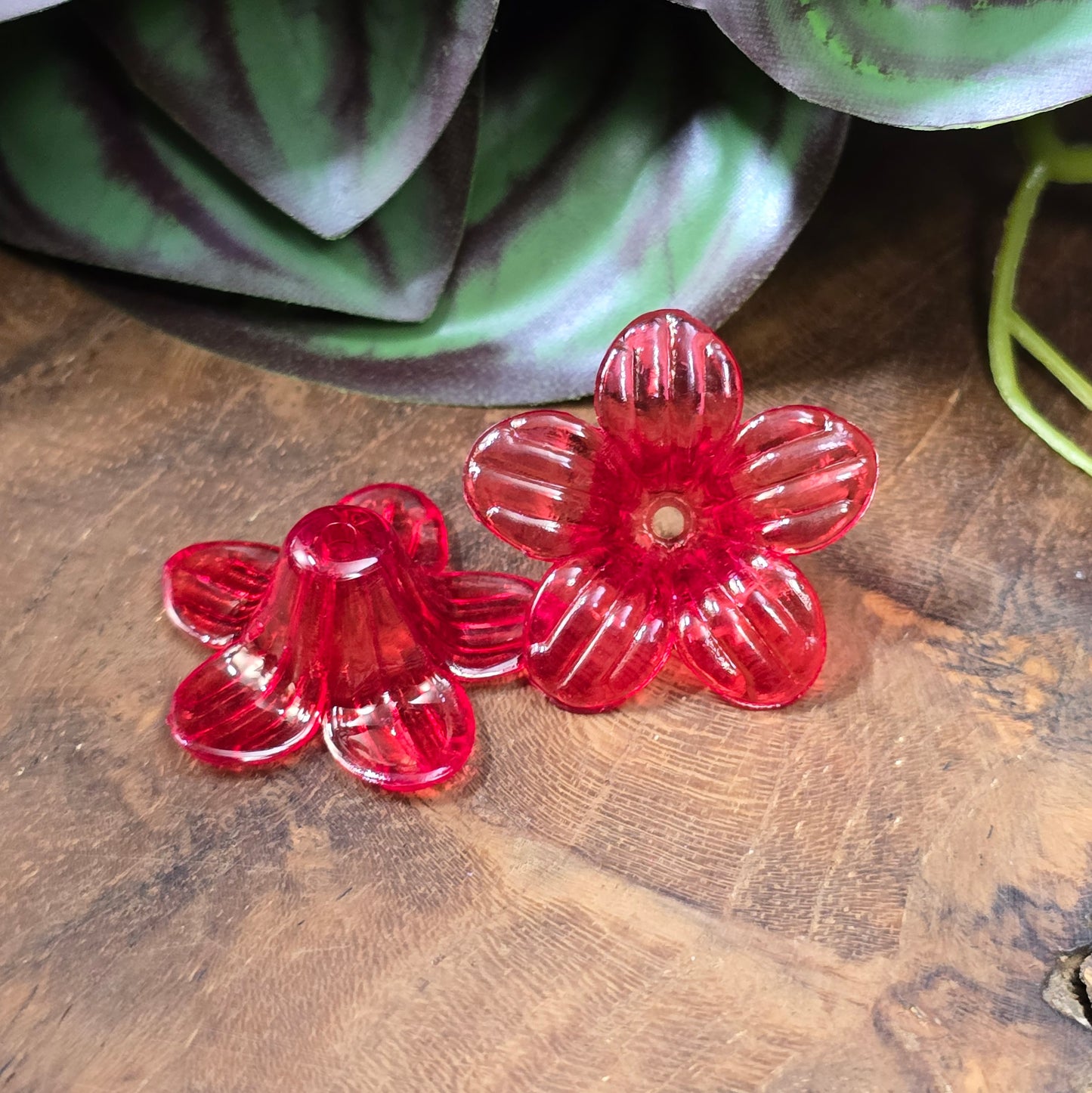 12 transparente Blumenperlen aus Acryl (25mm) – transparent rot