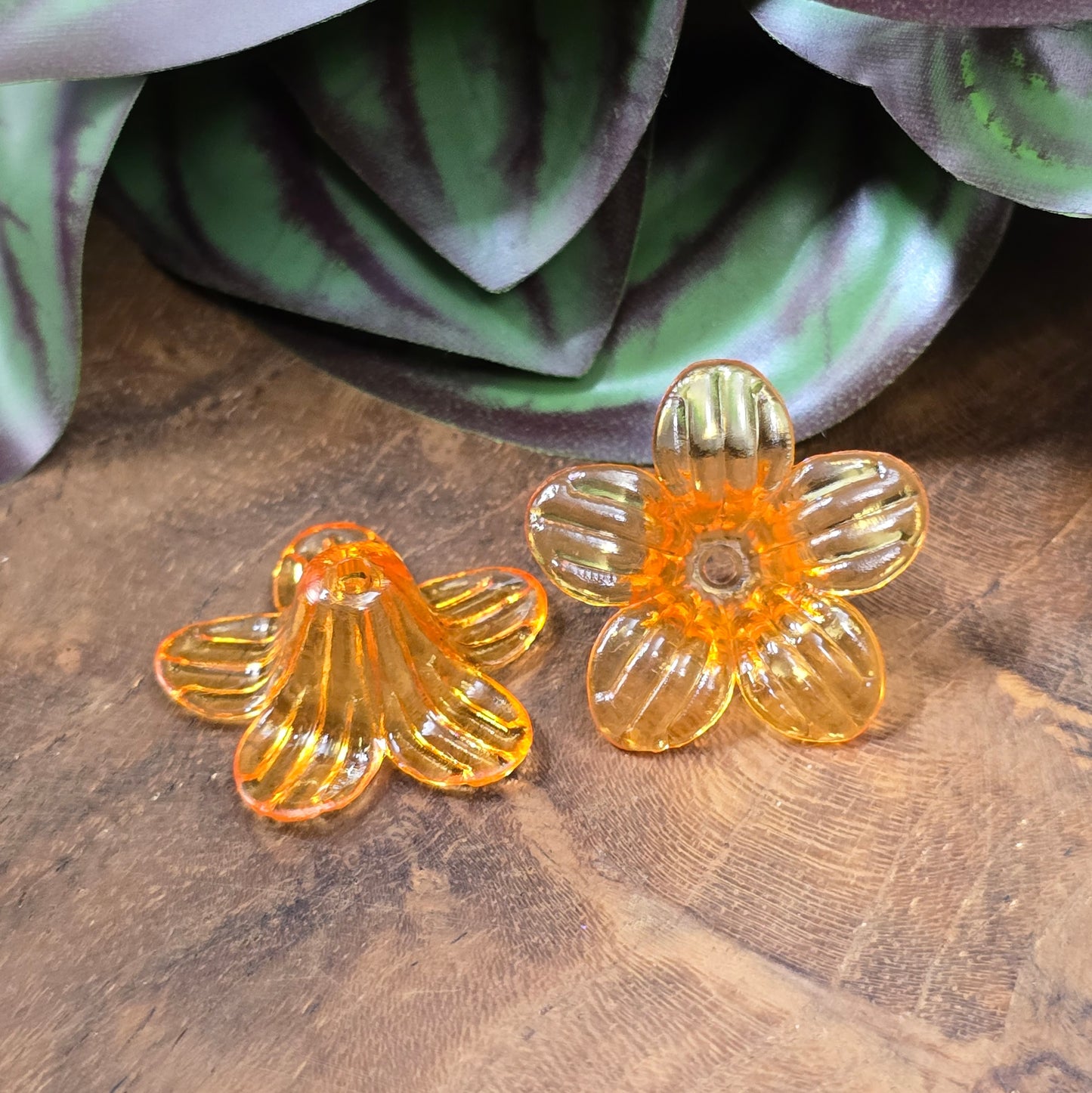 12 transparente Blumenperlen aus Acryl (25mm) – transparent orange