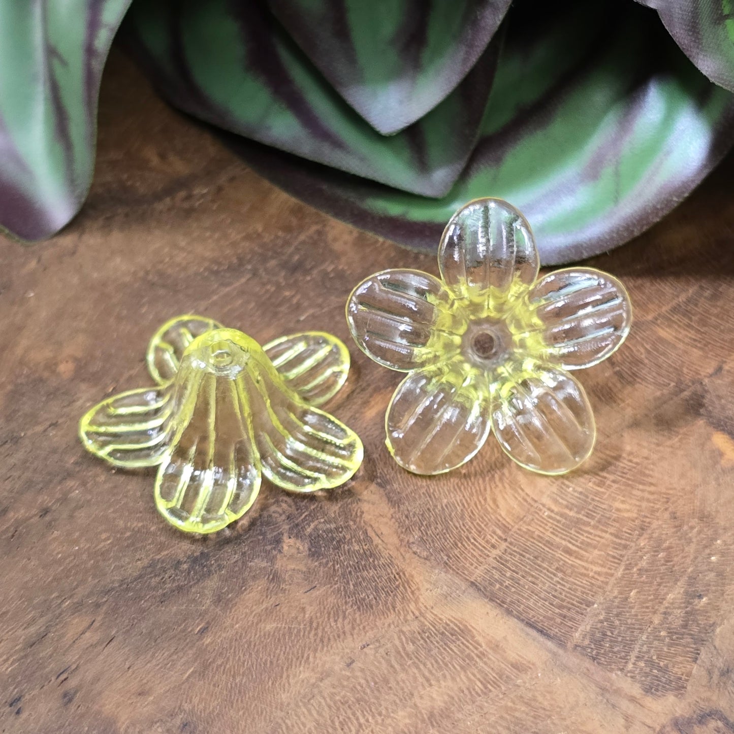 12 transparente Blumenperlen aus Acryl (25mm) – transparent gelb