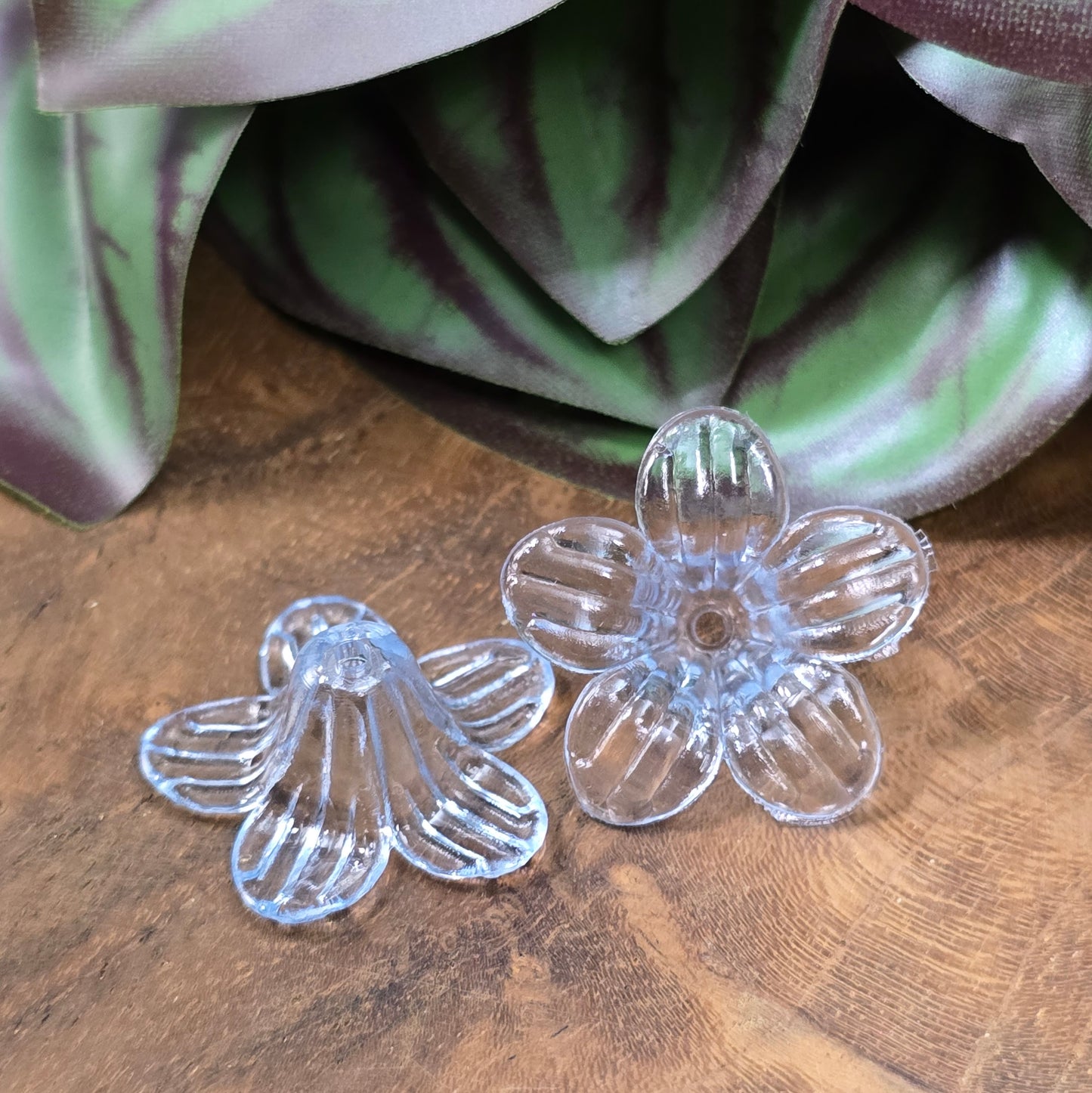 12 transparente Blumenperlen aus Acryl (25mm) – transparent hellblau
