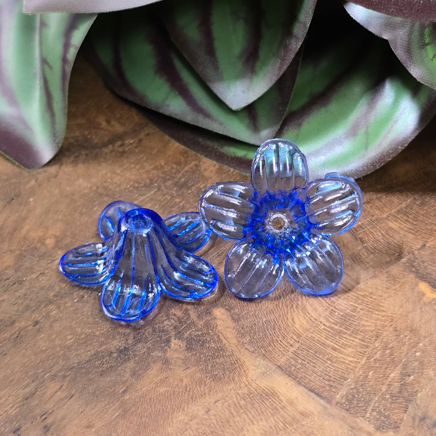 12 transparente Blumenperlen aus Acryl (25mm) – transparent dunkelblau