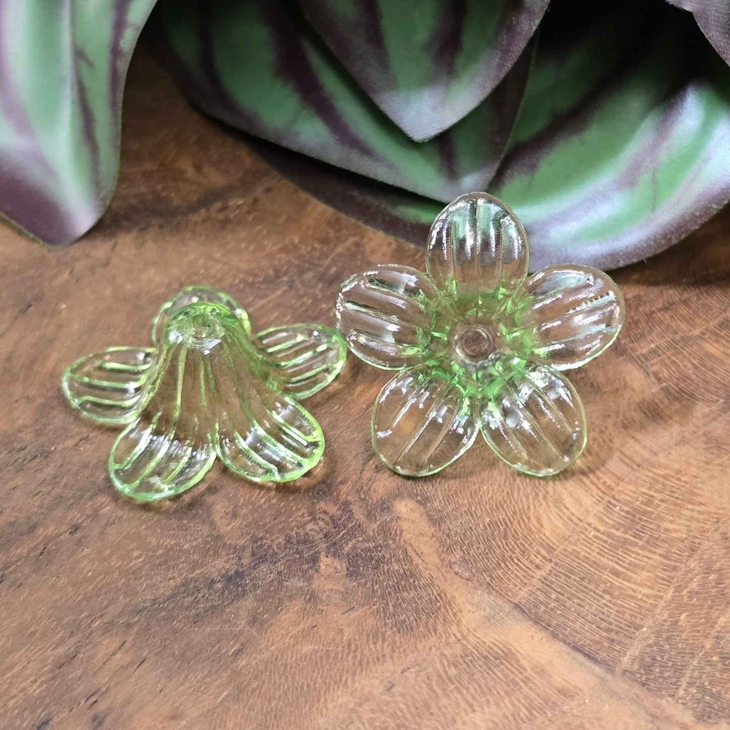 12 transparente Blumenperlen aus Acryl (25mm) – transparent grün