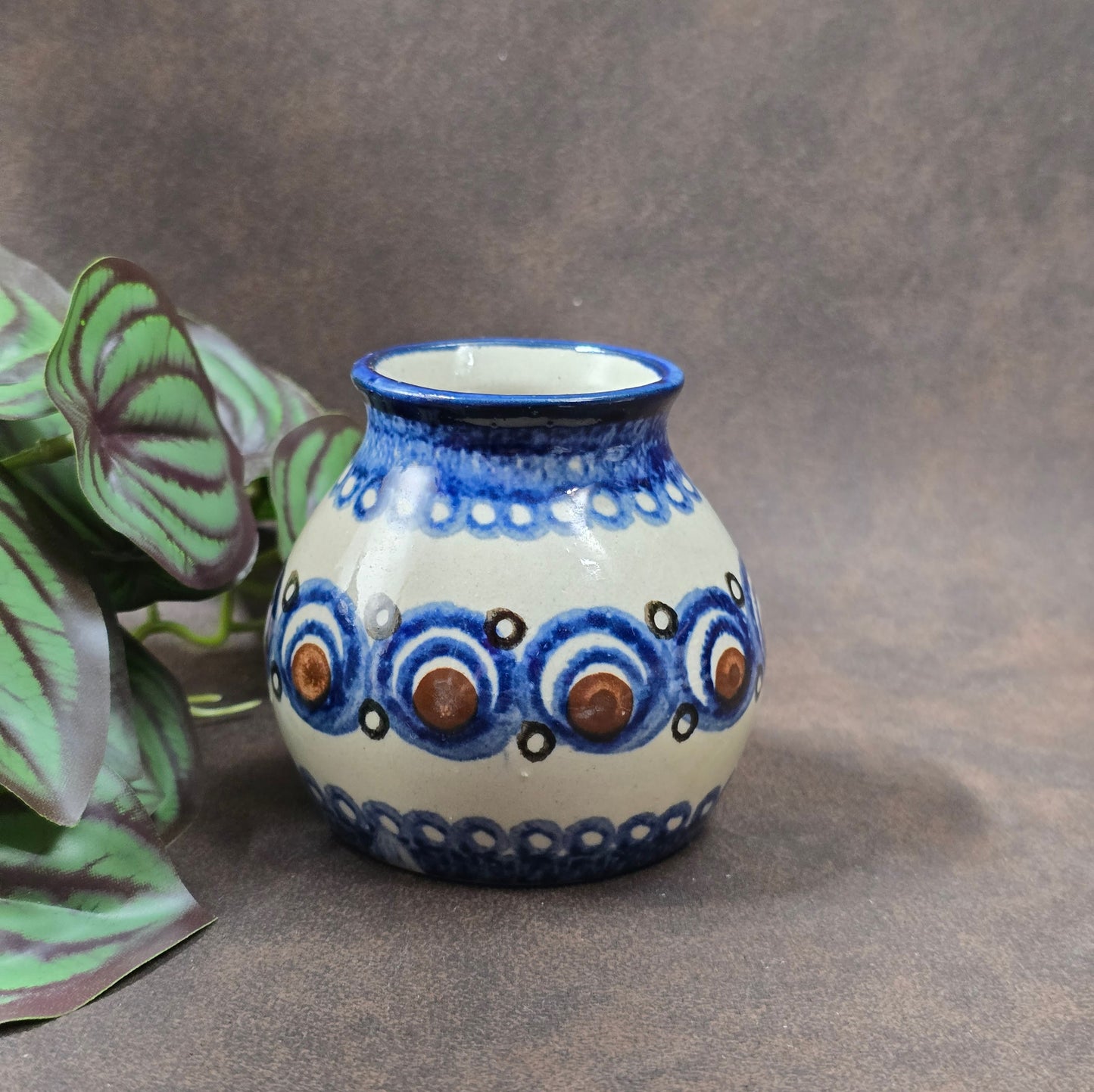 Original Bunzlauer Vase aus den 1970ern, bauchige Form, handbemalt. Blau-Braunes Dekor, kleiner Makel, sonst top erhalten – perfekt für Sammler & Deko.