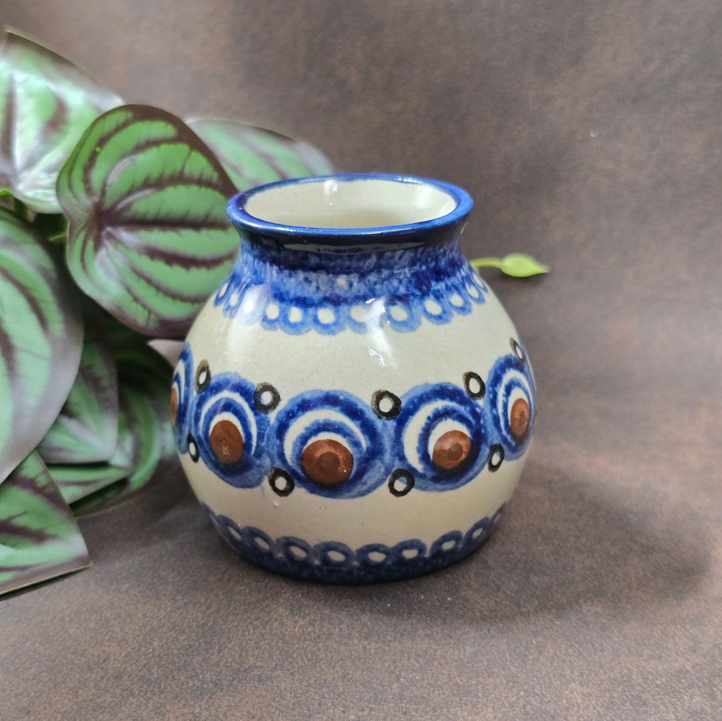 Original Bunzlauer Vase aus den 1970ern, bauchige Form, handbemalt. Blau-Braunes Dekor, kleiner Makel, sonst top erhalten – perfekt für Sammler & Deko.