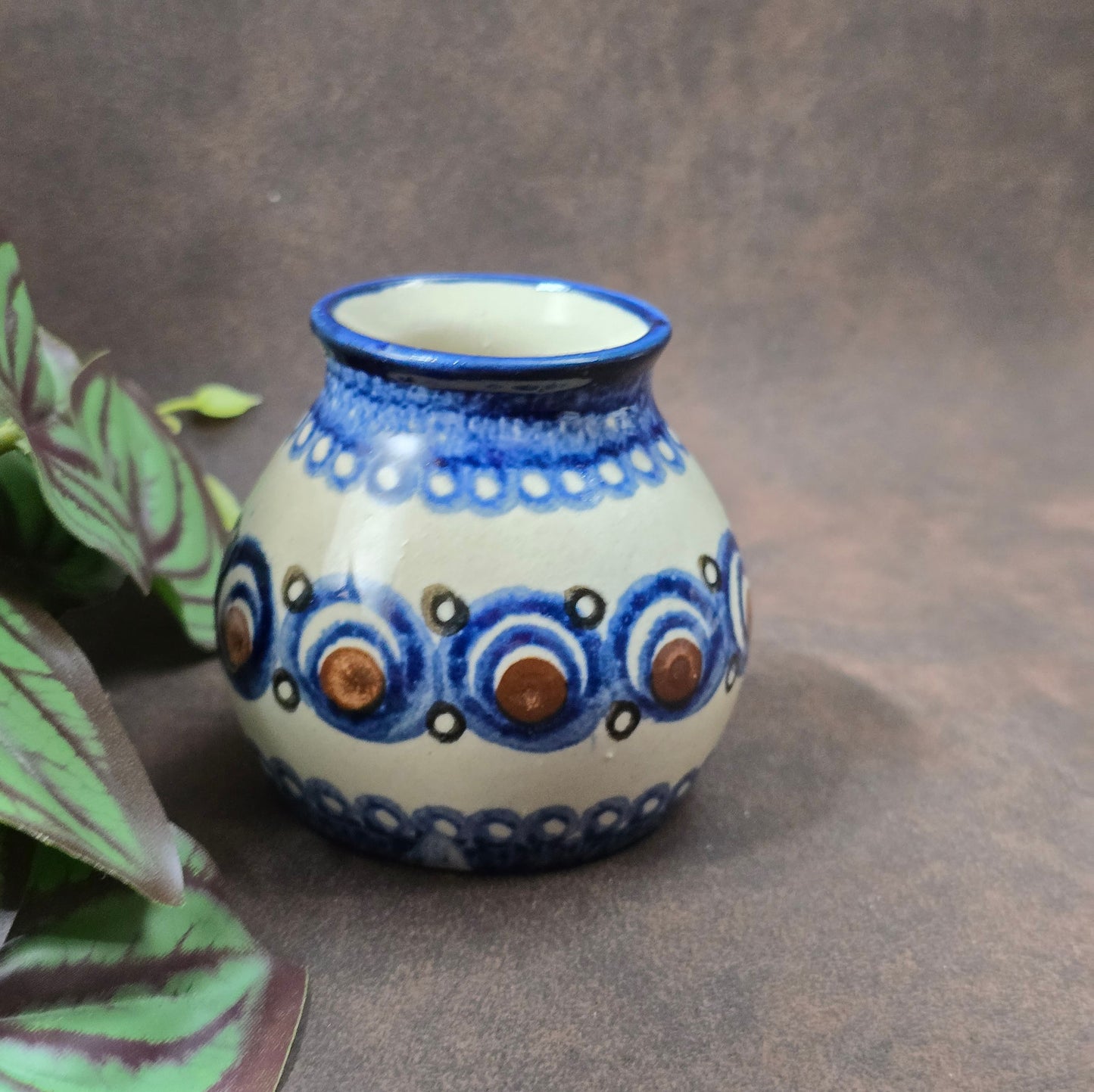 Original Bunzlauer Vase aus den 1970ern, bauchige Form, handbemalt. Blau-Braunes Dekor, kleiner Makel, sonst top erhalten – perfekt für Sammler & Deko.