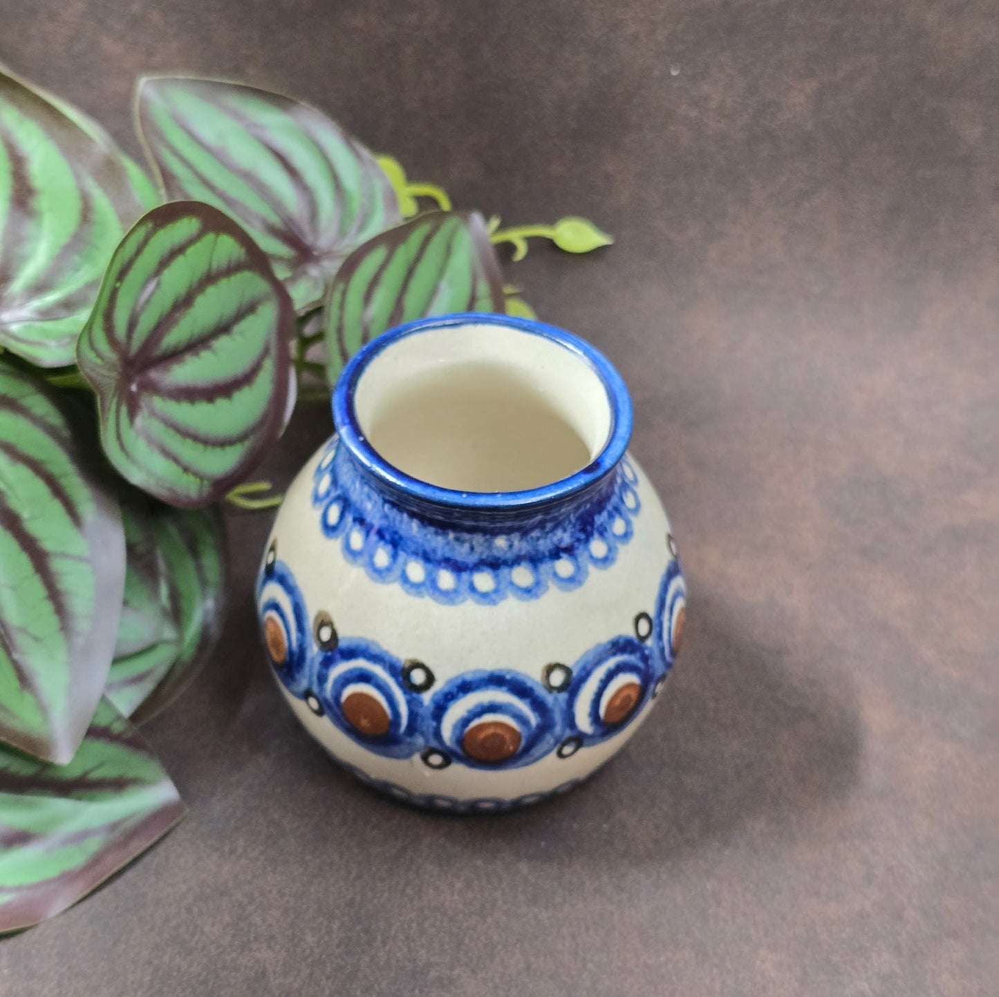 Original Bunzlauer Vase aus den 1970ern, bauchige Form, handbemalt. Blau-Braunes Dekor, kleiner Makel, sonst top erhalten – perfekt für Sammler & Deko.