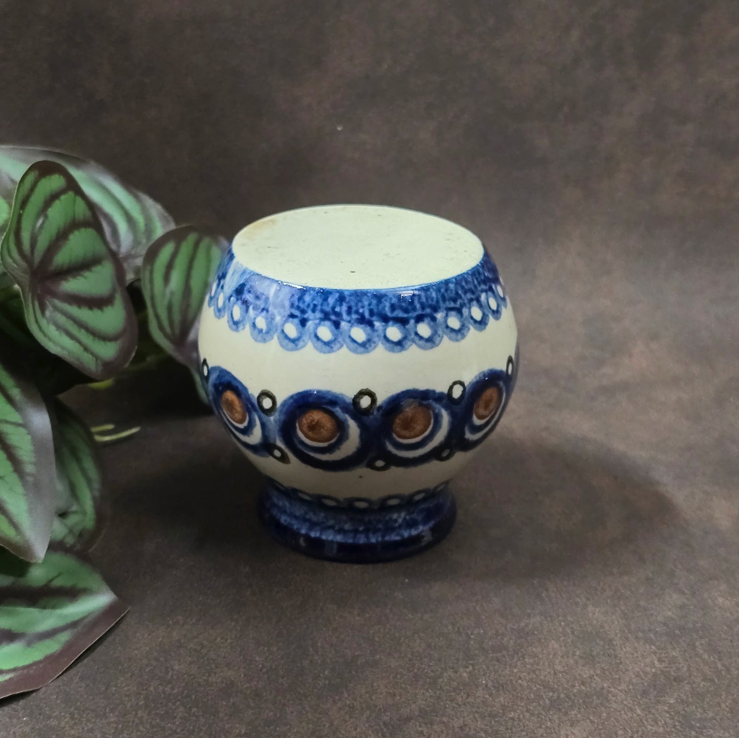 Original Bunzlauer Vase aus den 1970ern, bauchige Form, handbemalt. Blau-Braunes Dekor, kleiner Makel, sonst top erhalten – perfekt für Sammler & Deko.