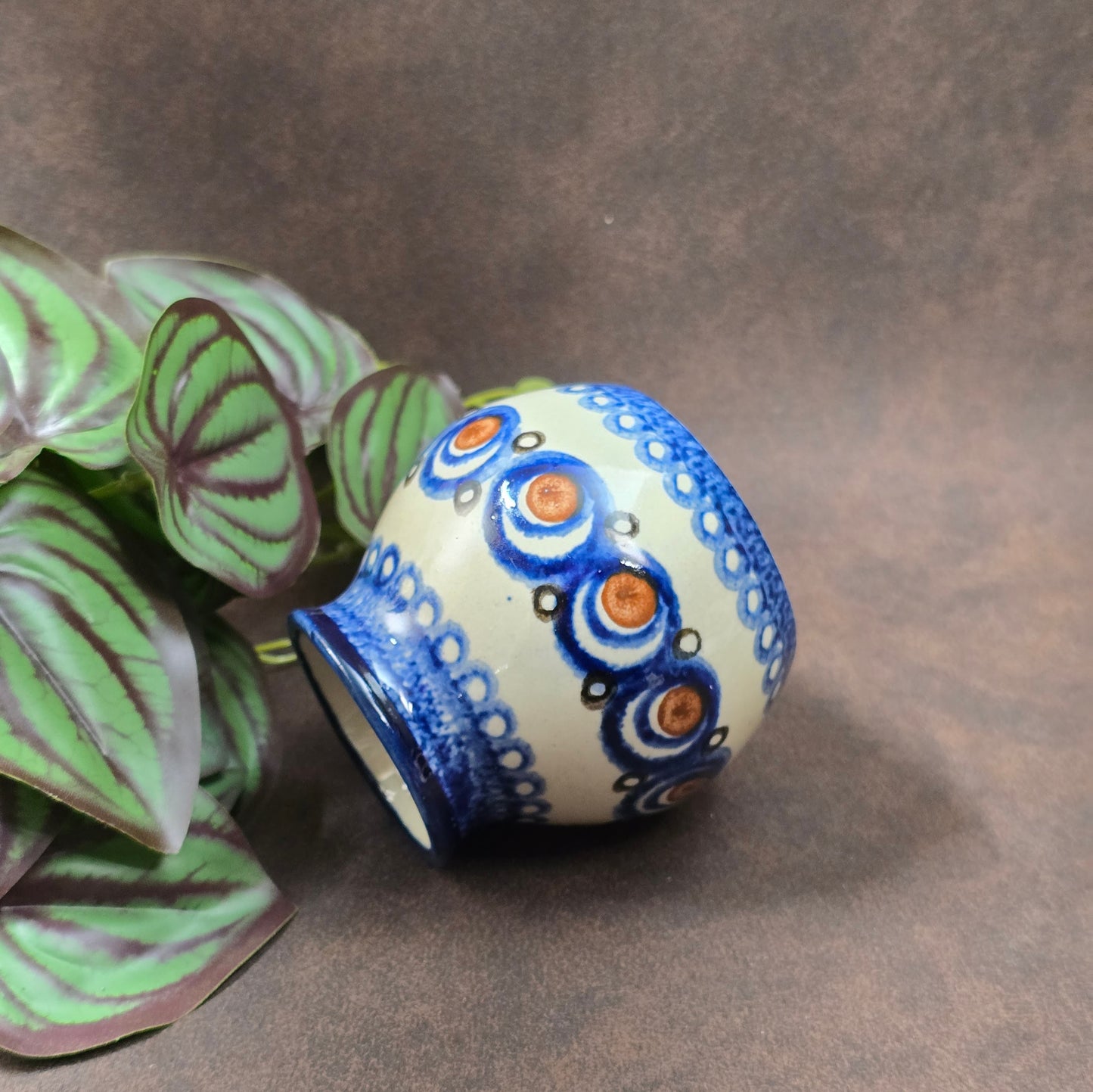 Original Bunzlauer Vase aus den 1970ern, bauchige Form, handbemalt. Blau-Braunes Dekor, kleiner Makel, sonst top erhalten – perfekt für Sammler & Deko.