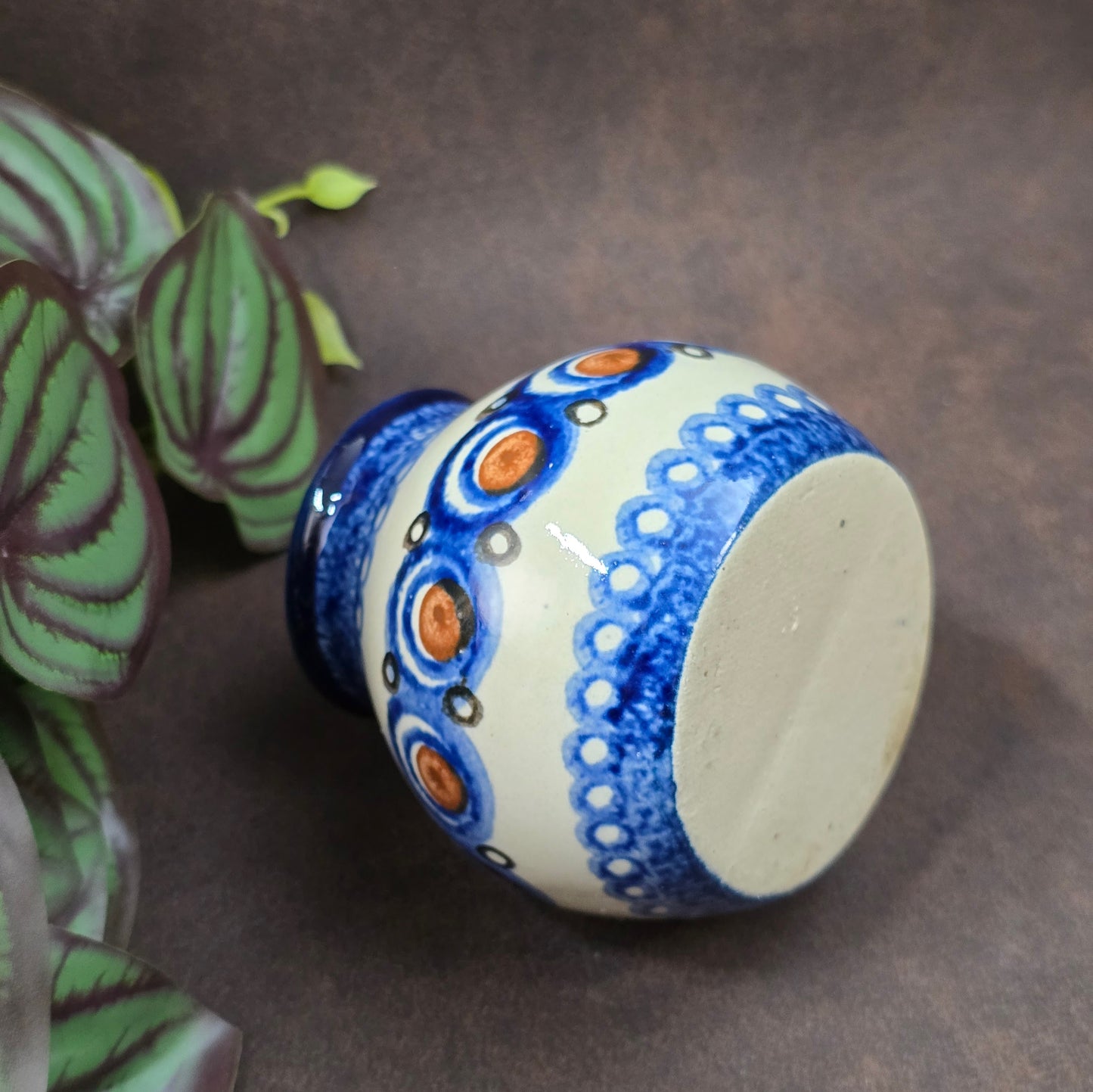 Original Bunzlauer Vase aus den 1970ern, bauchige Form, handbemalt. Blau-Braunes Dekor, kleiner Makel, sonst top erhalten – perfekt für Sammler & Deko.