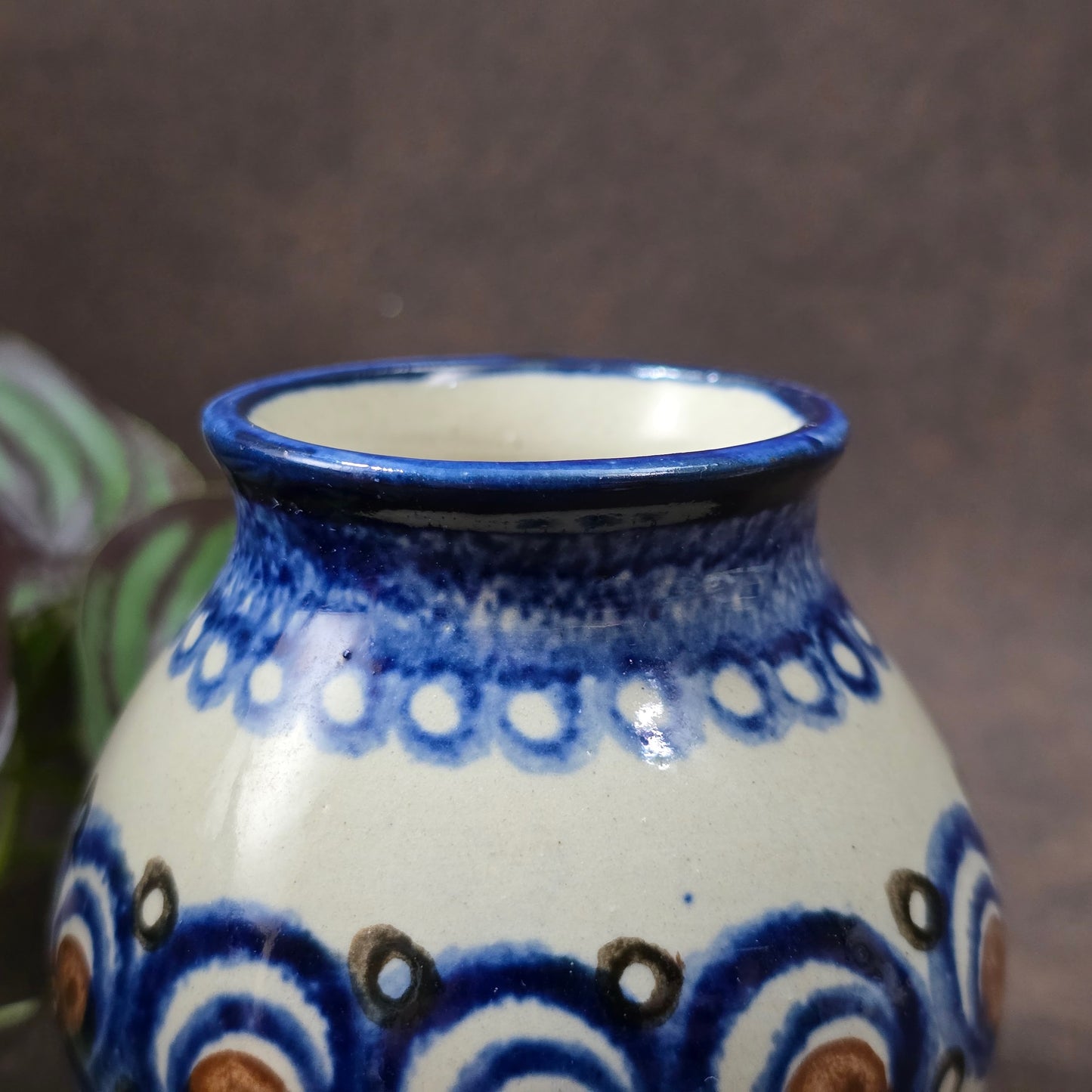 Original Bunzlauer Vase aus den 1970ern, bauchige Form, handbemalt. Blau-Braunes Dekor, kleiner Makel, sonst top erhalten – perfekt für Sammler & Deko.