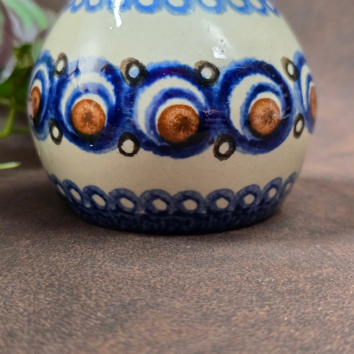 Original Bunzlauer Vase aus den 1970ern, bauchige Form, handbemalt. Blau-Braunes Dekor, kleiner Makel, sonst top erhalten – perfekt für Sammler & Deko.