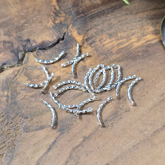 20x gebogene Verbinder, Messing versilbert, 12 mm. Leicht gedreht, beidseitig gelocht – ideal für zarte Ketten & Armbänder. Profi-Basis für die Schmuckherstellung.