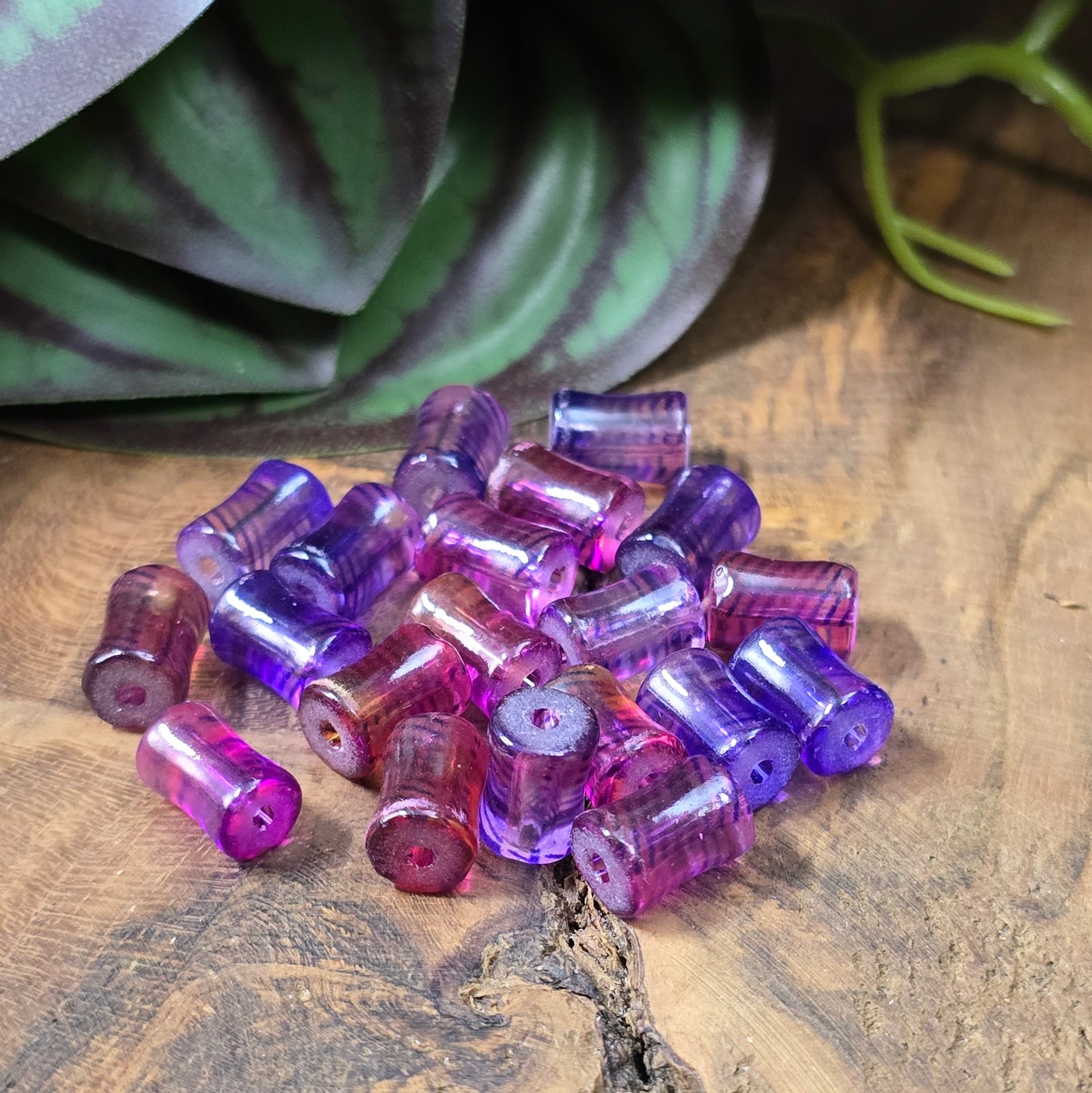 20 bunte Glasperlen in Walzenform, 9 mm – für farbenfrohen DIY-Schmuck, Armbänder & kreative Projekte. Transparent, lackiert in Lila, Orange, Pink.