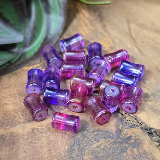 20 bunte Glasperlen in Walzenform, 9 mm – für farbenfrohen DIY-Schmuck, Armbänder & kreative Projekte. Transparent, lackiert in Lila, Orange, Pink.