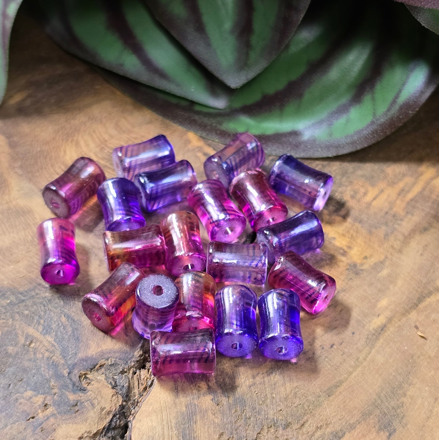 20 bunte Glasperlen in Walzenform, 9 mm – für farbenfrohen DIY-Schmuck, Armbänder & kreative Projekte. Transparent, lackiert in Lila, Orange, Pink.