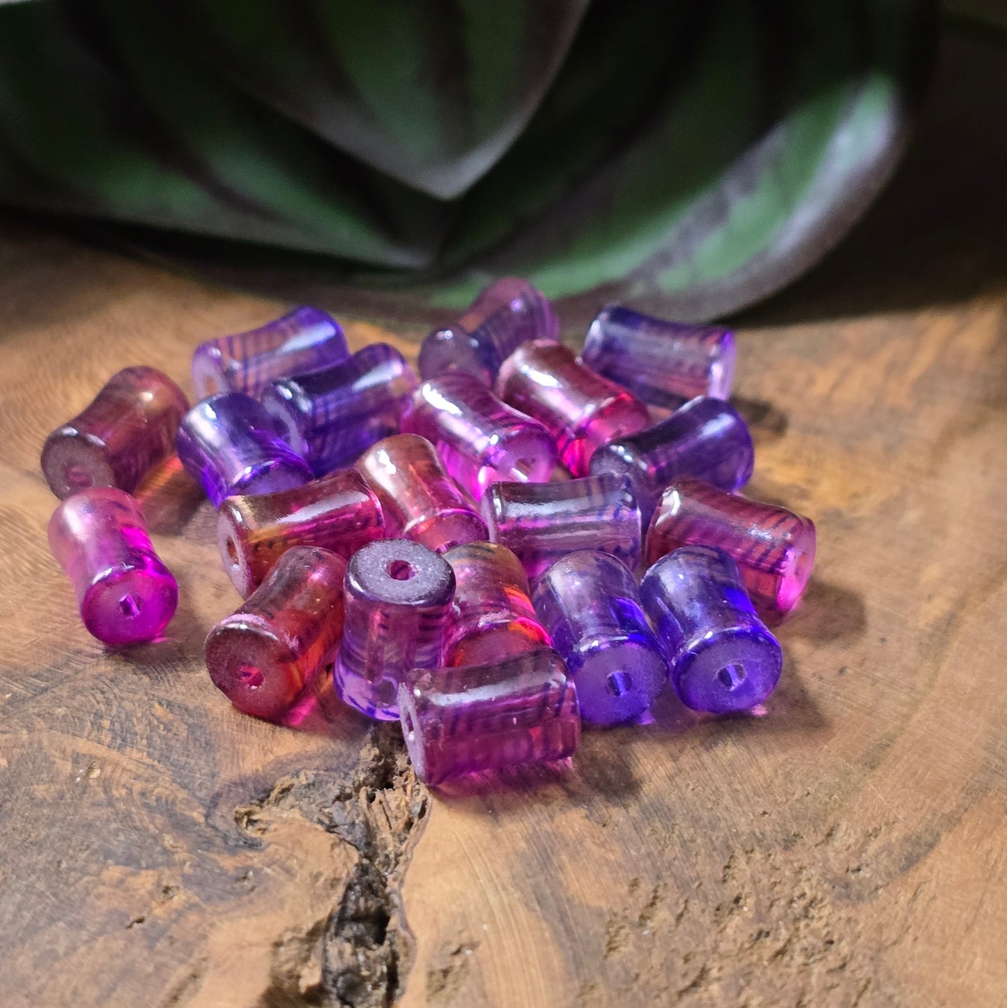 20 bunte Glasperlen in Walzenform, 9 mm – für farbenfrohen DIY-Schmuck, Armbänder & kreative Projekte. Transparent, lackiert in Lila, Orange, Pink.