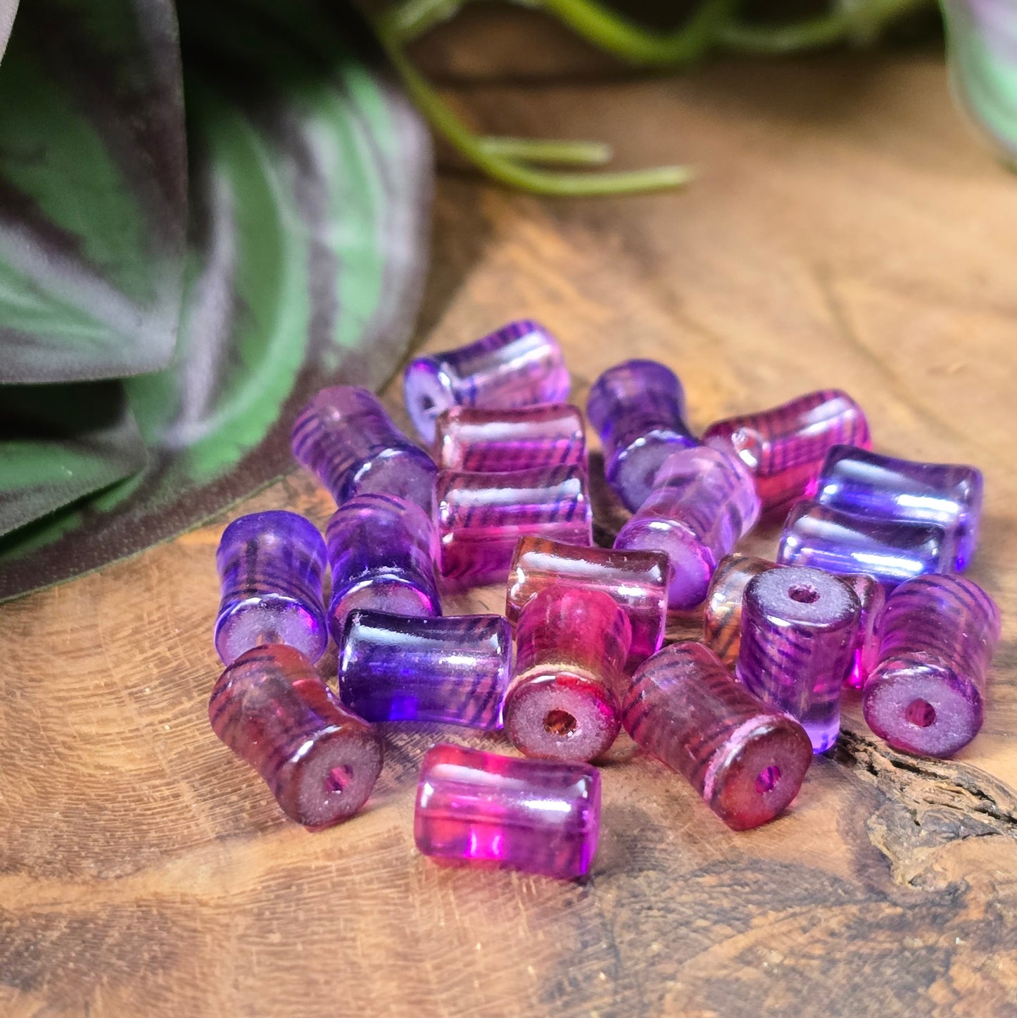 20 bunte Glasperlen in Walzenform, 9 mm – für farbenfrohen DIY-Schmuck, Armbänder & kreative Projekte. Transparent, lackiert in Lila, Orange, Pink.