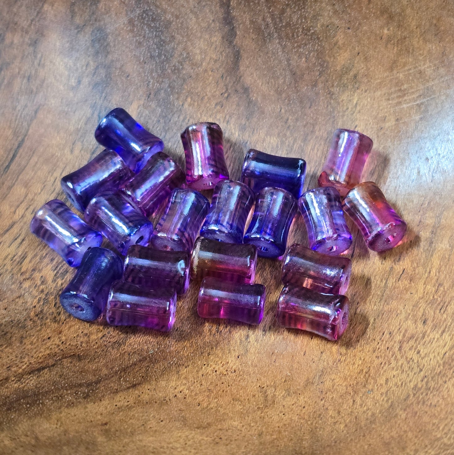 20 bunte Glasperlen in Walzenform, 9 mm – für farbenfrohen DIY-Schmuck, Armbänder & kreative Projekte. Transparent, lackiert in Lila, Orange, Pink.
