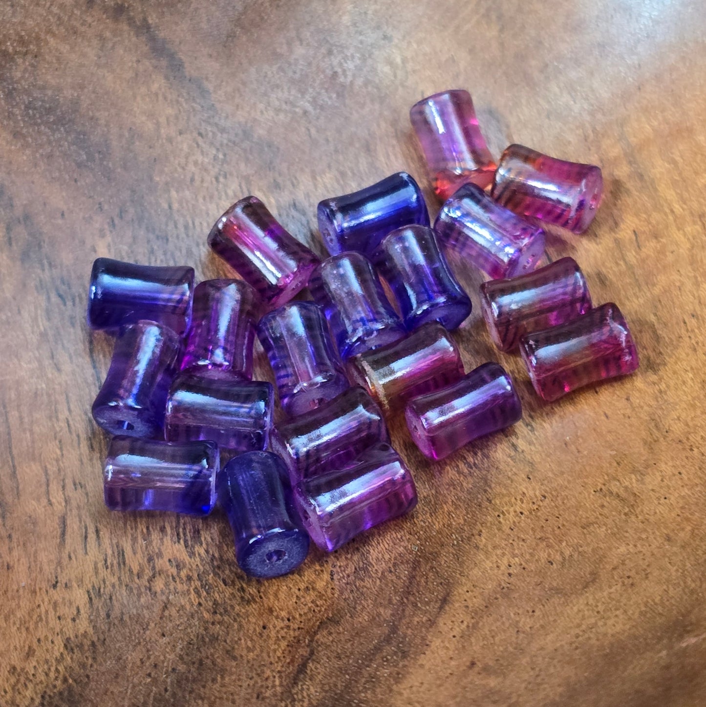 20 bunte Glasperlen in Walzenform, 9 mm – für farbenfrohen DIY-Schmuck, Armbänder & kreative Projekte. Transparent, lackiert in Lila, Orange, Pink.