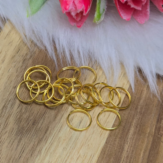 Das Bild zeigt 20 doppelte Binderinge in goldfarbig mit einem Durchmesser von 9,7mm. Die Verbindungsringe sind ein unverzichtbares Zubehör für die Schmuckherstellung. Durch ihre doppelte Wicklung bieten sie eine besonders stabile und sichere Verbindung, sodass Anhänger, Charms und Verschlüsse zuverlässig befestigt bleiben.