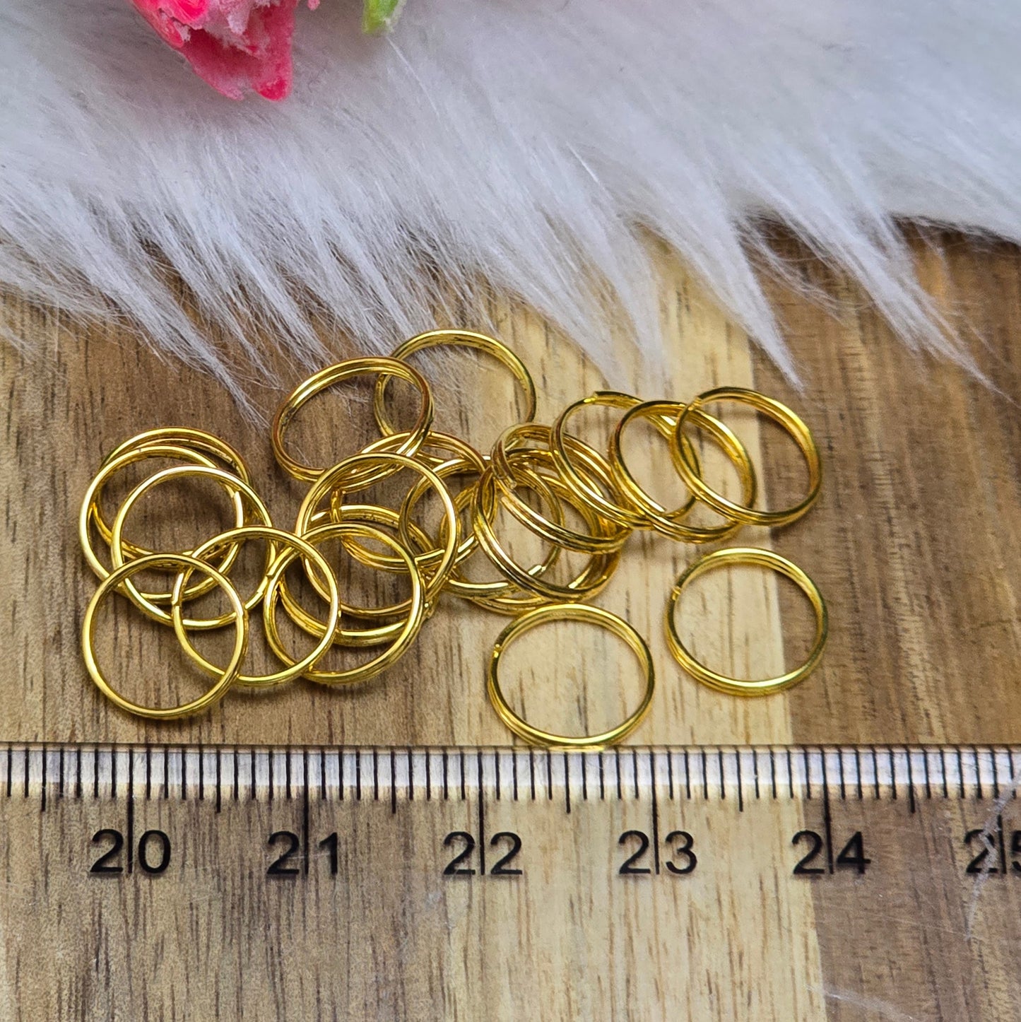 Das Bild zeigt 20 doppelte Binderinge in goldfarbig mit einem Durchmesser von 9,7mm. Die Verbindungsringe sind ein unverzichtbares Zubehör für die Schmuckherstellung. Durch ihre doppelte Wicklung bieten sie eine besonders stabile und sichere Verbindung, sodass Anhänger, Charms und Verschlüsse zuverlässig befestigt bleiben.