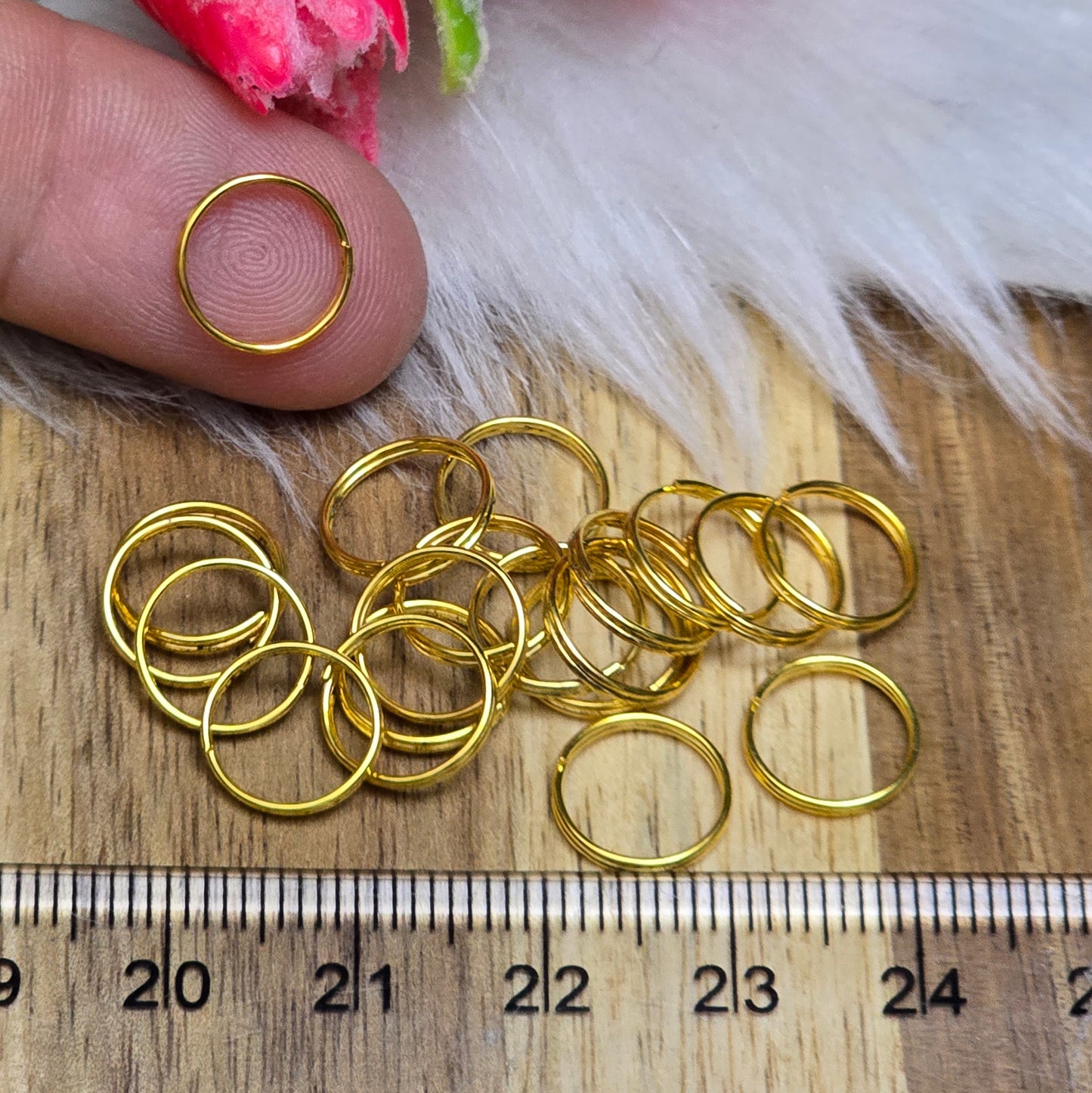 Das Bild zeigt 20 doppelte Binderinge in goldfarbig mit einem Durchmesser von 9,7mm. Die Verbindungsringe sind ein unverzichtbares Zubehör für die Schmuckherstellung. Durch ihre doppelte Wicklung bieten sie eine besonders stabile und sichere Verbindung, sodass Anhänger, Charms und Verschlüsse zuverlässig befestigt bleiben.