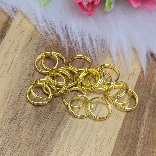 Das Bild zeigt 20 doppelte Binderinge in goldfarbig mit einem Durchmesser von 10mm. Die Verbindungsringe sind ein unverzichtbares Zubehör für die Schmuckherstellung. Durch ihre doppelte Wicklung bieten sie eine besonders stabile und sichere Verbindung, sodass Anhänger, Charms und Verschlüsse zuverlässig befestigt bleiben.