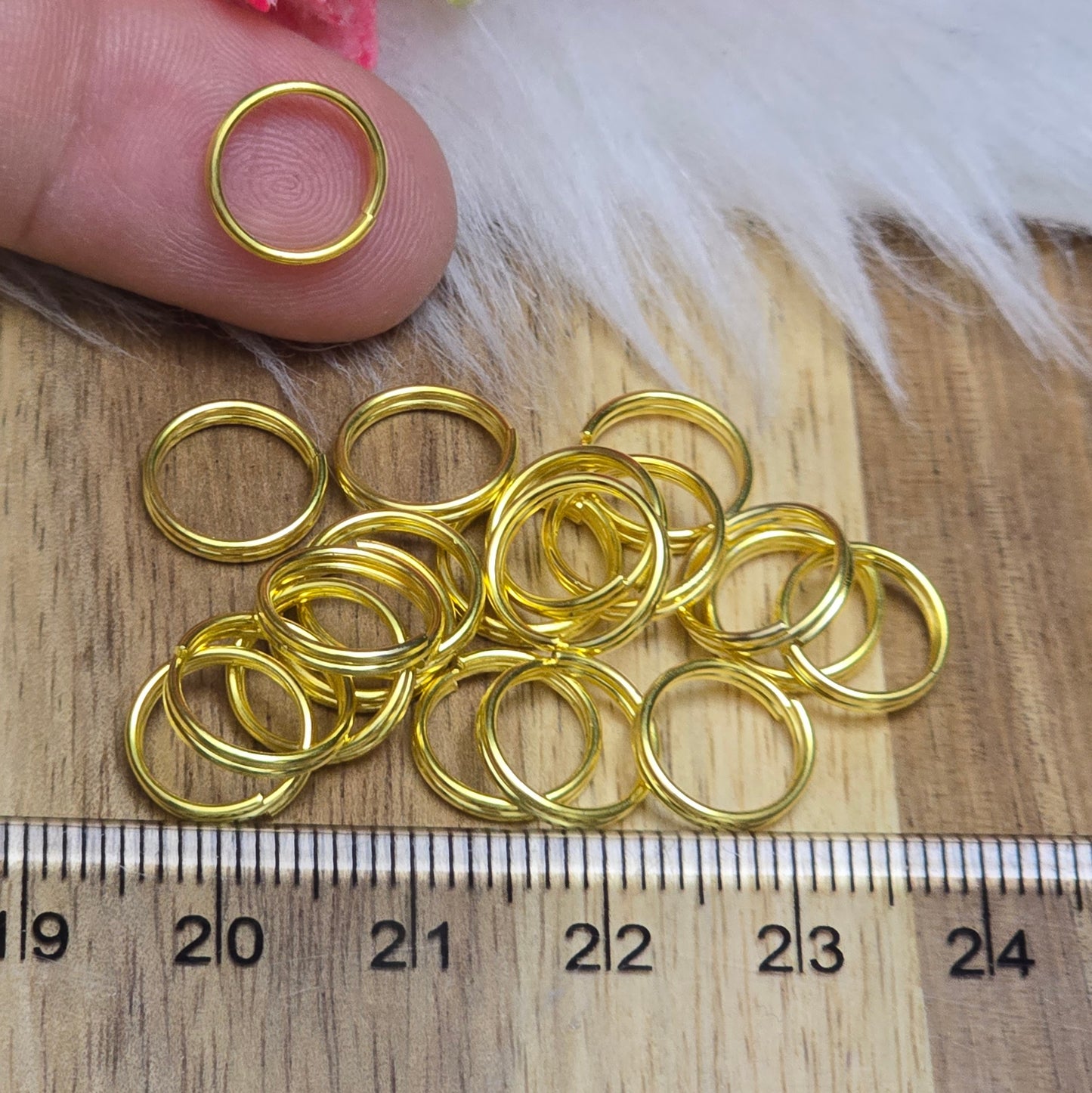 Das Bild zeigt 20 doppelte Binderinge in goldfarbig mit einem Durchmesser von 10mm. Die Verbindungsringe sind ein unverzichtbares Zubehör für die Schmuckherstellung. Durch ihre doppelte Wicklung bieten sie eine besonders stabile und sichere Verbindung, sodass Anhänger, Charms und Verschlüsse zuverlässig befestigt bleiben.