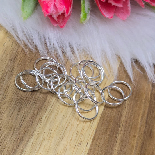Das Bild zeigt 20 doppelte Binderinge in versilbert mit einem Durchmesser von 9,7mm. Die Verbindungsringe sind ein unverzichtbares Zubehör für die Schmuckherstellung. Durch ihre doppelte Wicklung bieten sie eine besonders stabile und sichere Verbindung, sodass Anhänger, Charms und Verschlüsse zuverlässig befestigt bleiben.