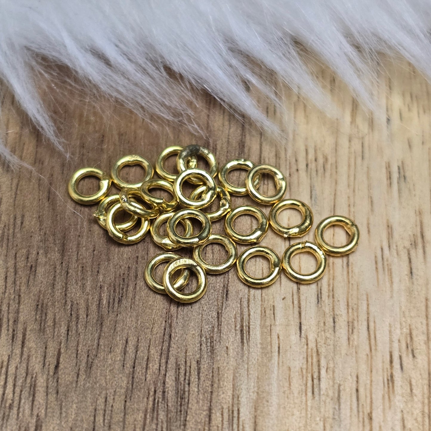Das Bild zeigt 20 geschlossene Ringel, perfekt für die Schmuckherstellung. Sie eignen sich hervorragend als Ösen zum Anbringen von Verschlüssen an Ketten und Armbänder aus Nylon, wo es wichtig ist, dass die Ringel keinen Spalt haben, damit der Faden nicht vom Ringel springen kann.