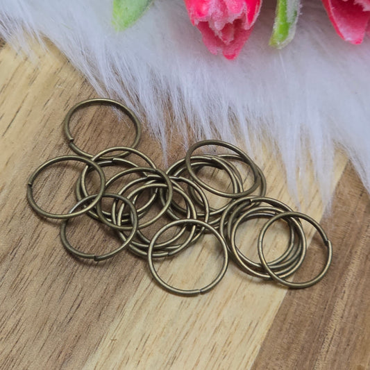 Das Bild zeigt 20 offene Biegeringe in antik bronzefarbig mit einem Durchmesser von 12,3mm. Die Verbindungsringe sind ein unverzichtbares Zubehör für die Schmuckherstellung. Ideal um Charms und Verschlüsse zuverlässig zu befestigen.