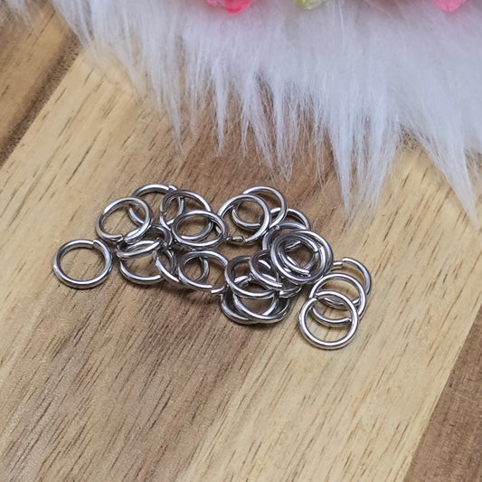 Das Bild zeigt 20 offene Biegeringe in einem dunklen Silberton mit einem Durchmesser von 7mm. Die Verbindungsringe sind ein unverzichtbares Zubehör für die Schmuckherstellung. Ideal um Charms und Verschlüsse zuverlässig zu befestigen.