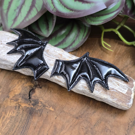 2 Paar Fledermausflügel-Applikation in Schwarz PU-Lack, je 6x3cm. Gepolstert & glänzend für DIY, Kostüme, Schmuck, Deko & Textilverzierung. 4-teiliges Set.