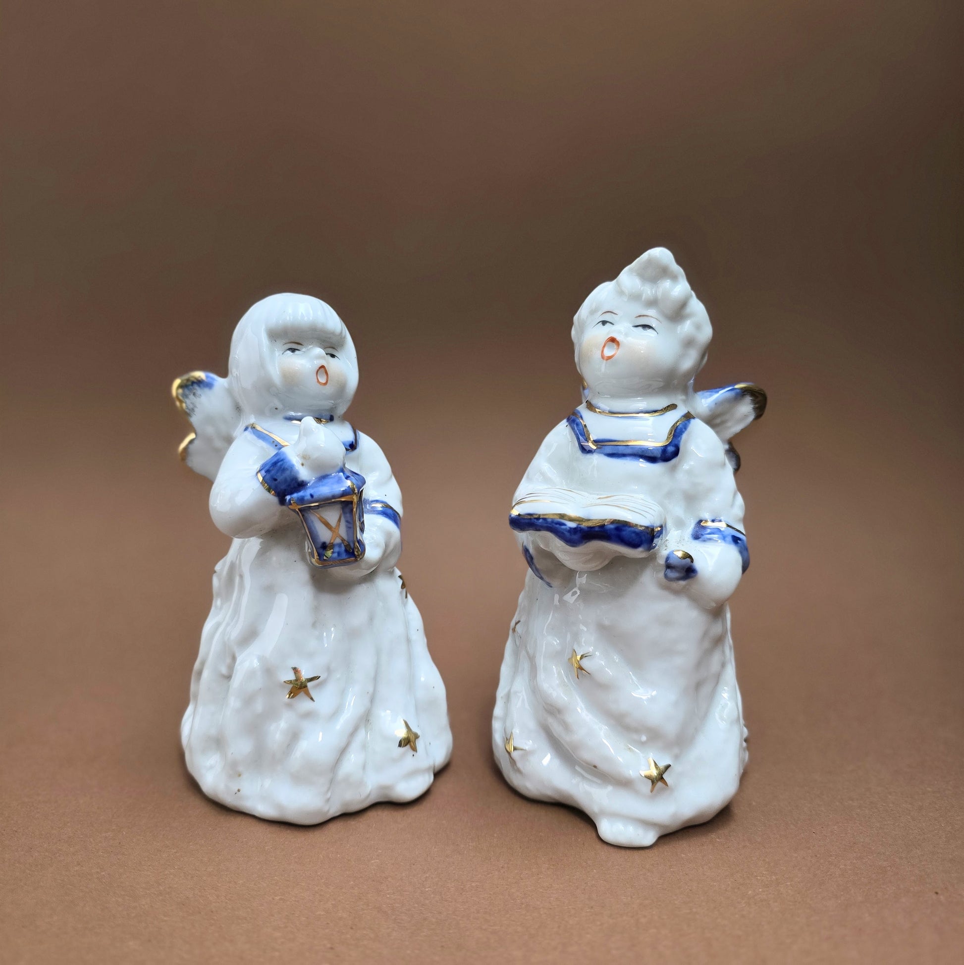 2 Porzellanengel im 1980er-Vintage-Stil – mit Gesangbuch & Laterne – Weihnachtsdeko in Weiß, Blau & Gold – charmantes Sammler-Set.
