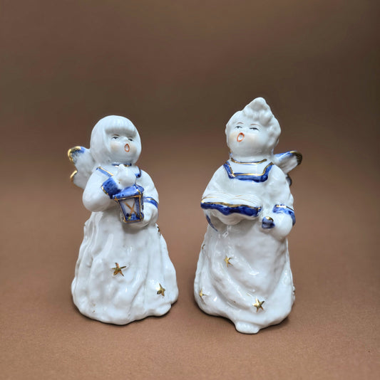 2 Porzellanengel im 1980er-Vintage-Stil – mit Gesangbuch & Laterne – Weihnachtsdeko in Weiß, Blau & Gold – charmantes Sammler-Set.
