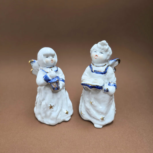 2 Porzellanengel im 1980er-Vintage-Stil – mit Gesangbuch & Laterne – Weihnachtsdeko in Weiß, Blau & Gold – charmantes Sammler-Set.
