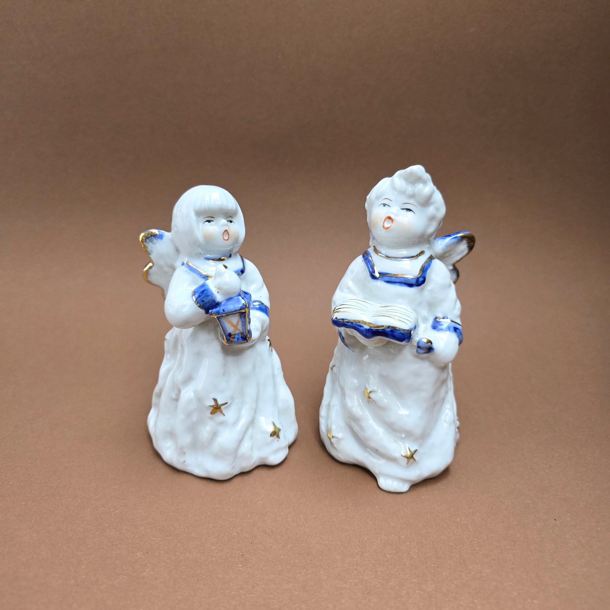 2 Porzellanengel im 1980er-Vintage-Stil – mit Gesangbuch & Laterne – Weihnachtsdeko in Weiß, Blau & Gold – charmantes Sammler-Set.