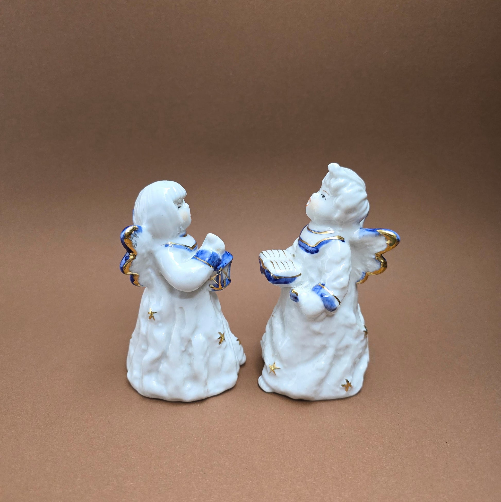 2 Porzellanengel im 1980er-Vintage-Stil – mit Gesangbuch & Laterne – Weihnachtsdeko in Weiß, Blau & Gold – charmantes Sammler-Set.