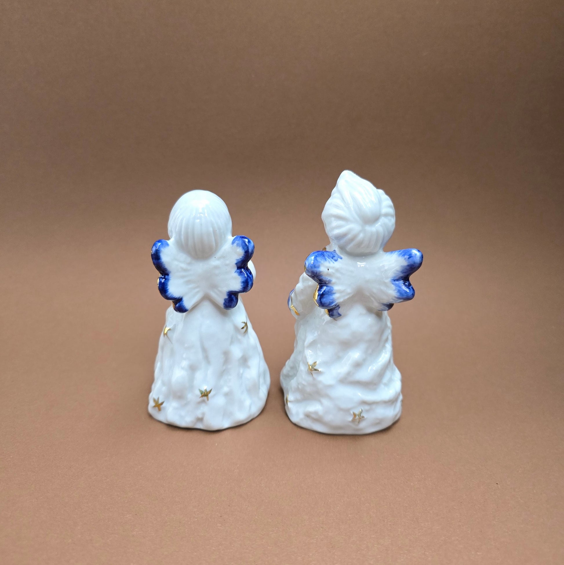 2 Porzellanengel im 1980er-Vintage-Stil – mit Gesangbuch & Laterne – Weihnachtsdeko in Weiß, Blau & Gold – charmantes Sammler-Set.