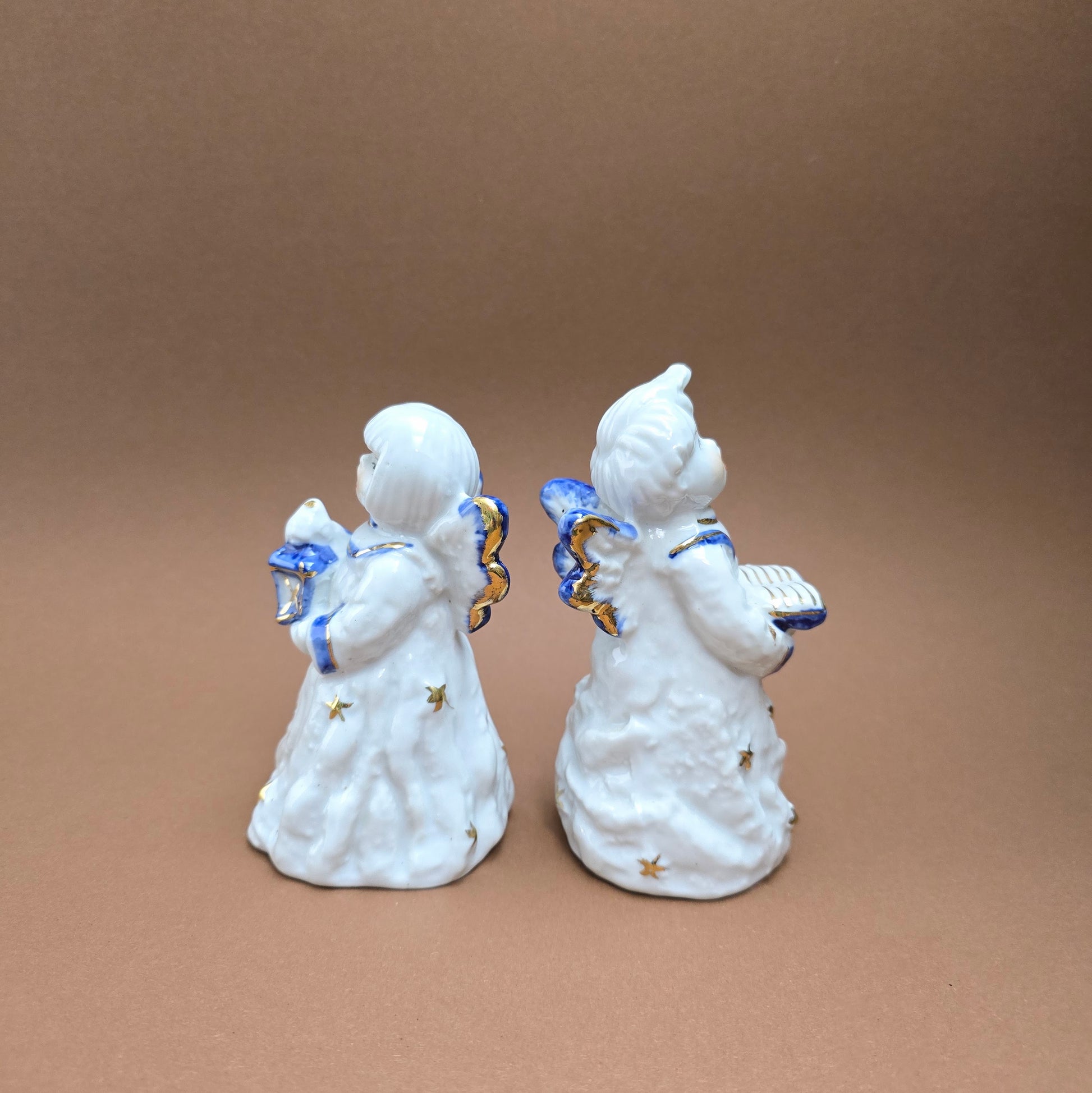 2 Porzellanengel im 1980er-Vintage-Stil – mit Gesangbuch & Laterne – Weihnachtsdeko in Weiß, Blau & Gold – charmantes Sammler-Set.