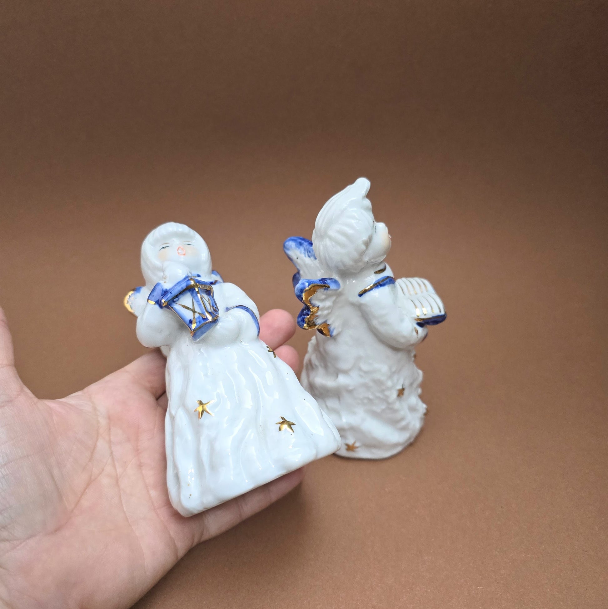 2 Porzellanengel im 1980er-Vintage-Stil – mit Gesangbuch & Laterne – Weihnachtsdeko in Weiß, Blau & Gold – charmantes Sammler-Set.