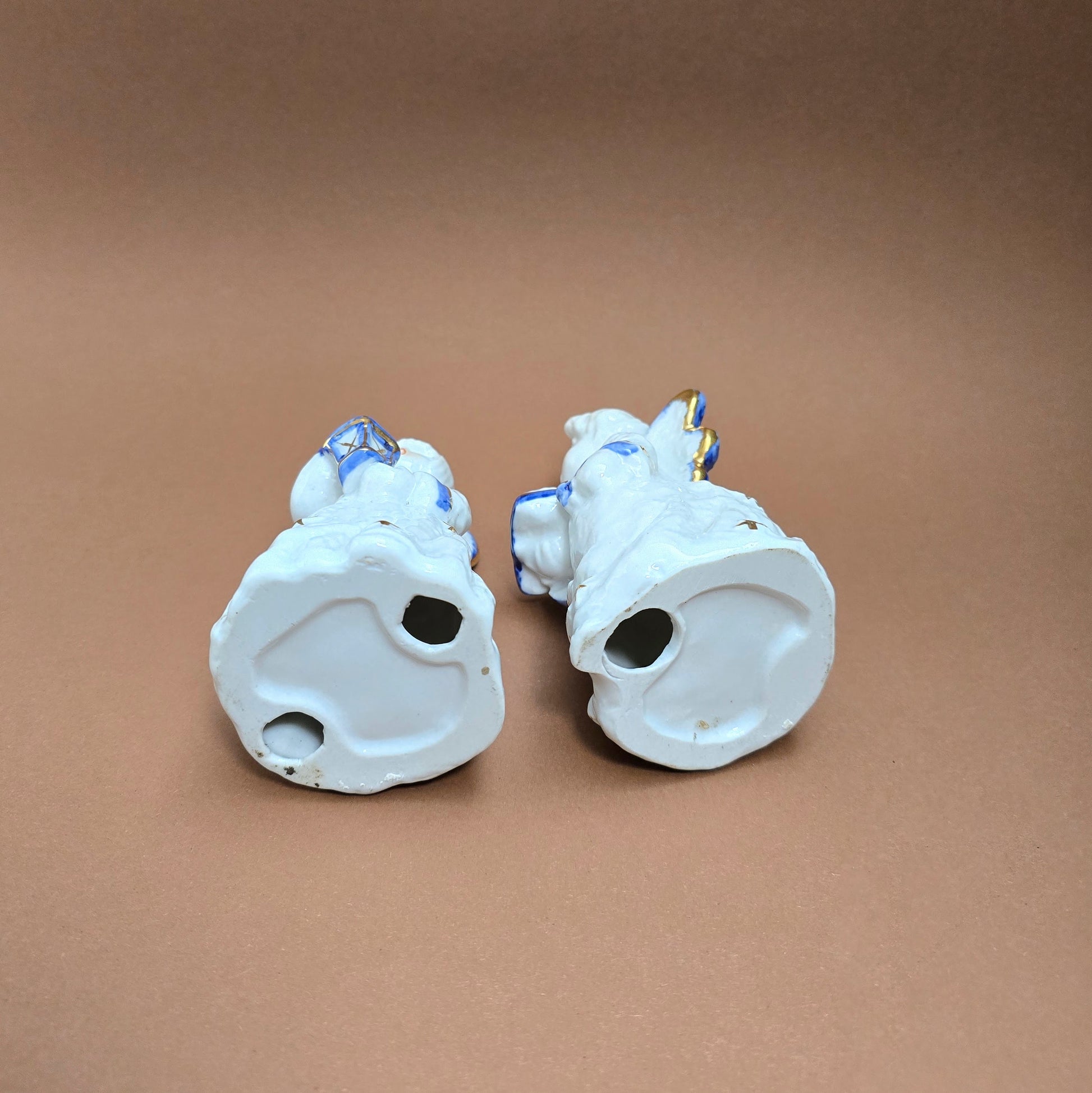 2 Porzellanengel im 1980er-Vintage-Stil – mit Gesangbuch & Laterne – Weihnachtsdeko in Weiß, Blau & Gold – charmantes Sammler-Set.