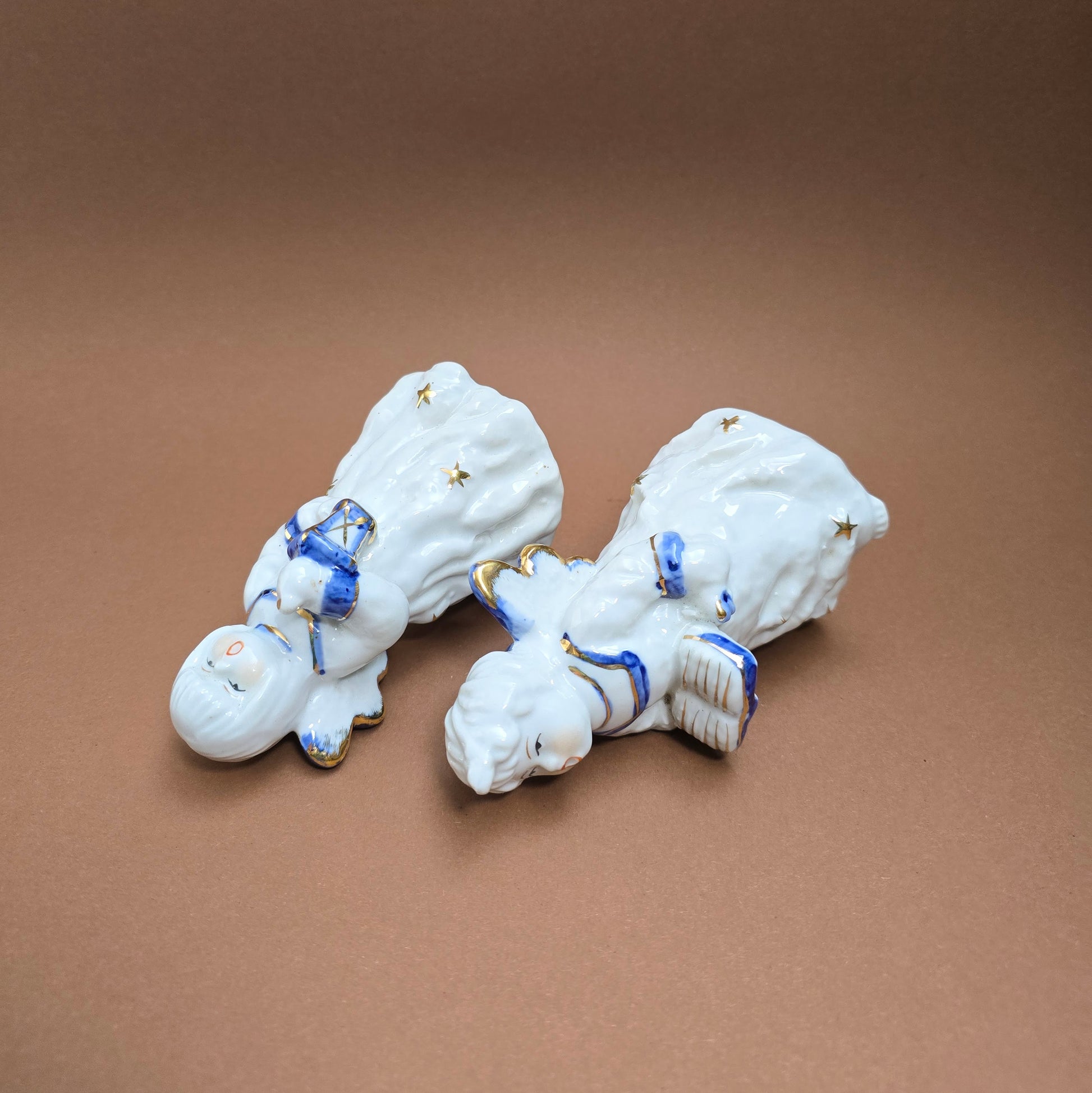 2 Porzellanengel im 1980er-Vintage-Stil – mit Gesangbuch & Laterne – Weihnachtsdeko in Weiß, Blau & Gold – charmantes Sammler-Set.