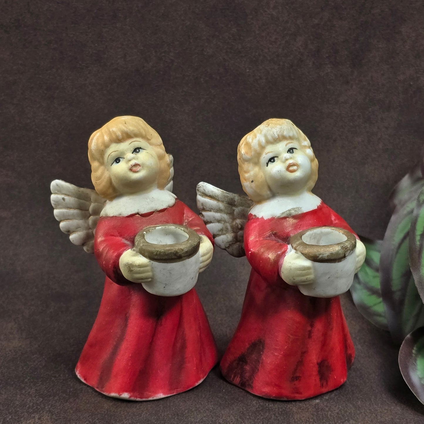 Zwei Vintage Kerzenhalter Engel aus den 1960ern in roter Gießkeramik. Nostalgische Weihnachtsdeko für Adventskranz oder Regal – mit authentischem Retro-Charme.